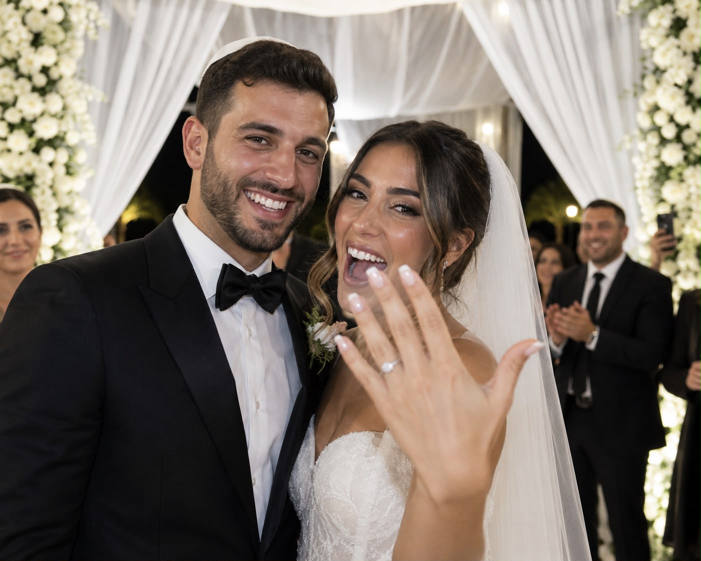 זוג ביום חתונתם מציג טבעת אירוסין בעיצוב אישי