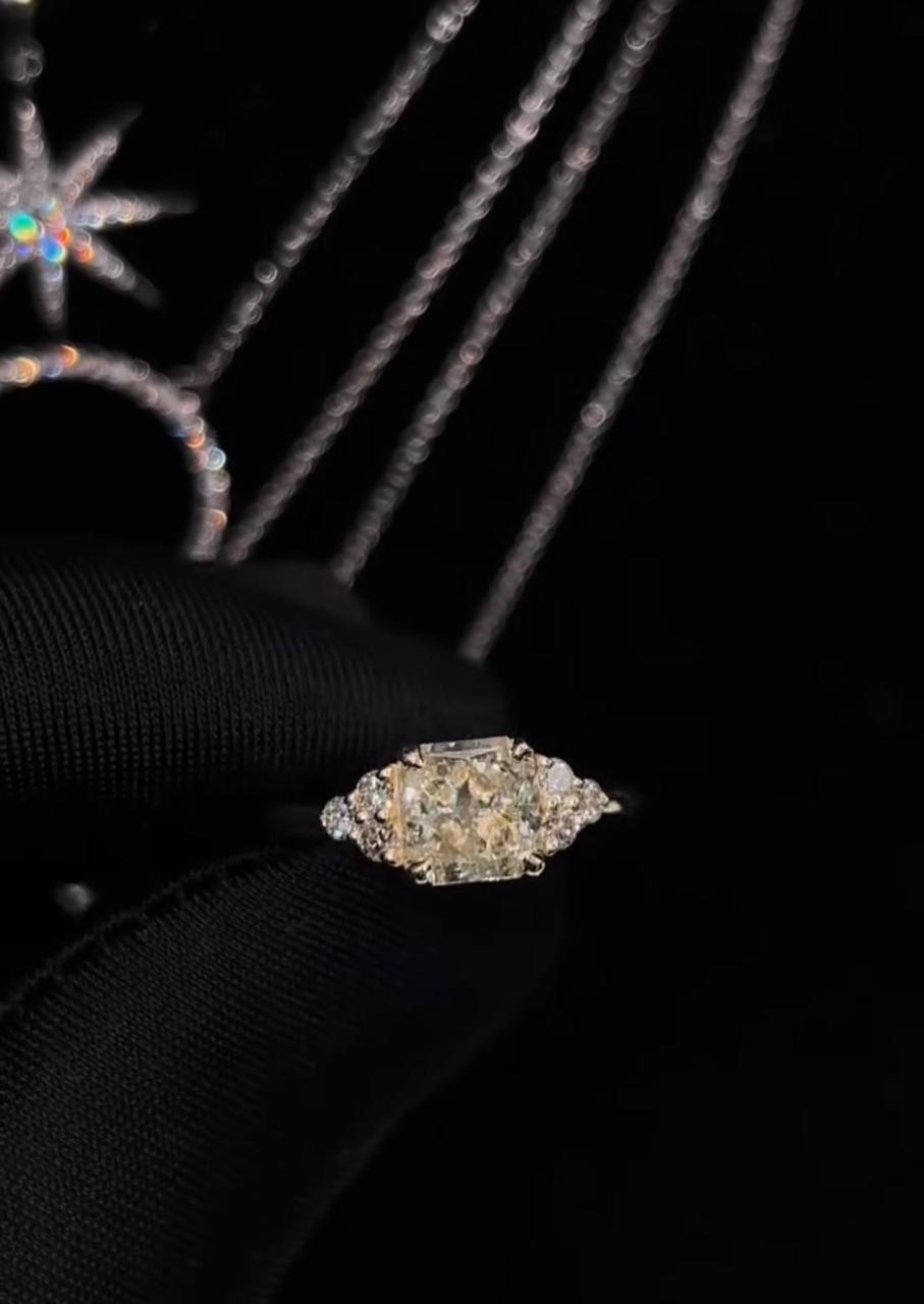 טבעת יהלום ייחודית על כפפה שחורה מתוך High Jewelry של Maison Mana